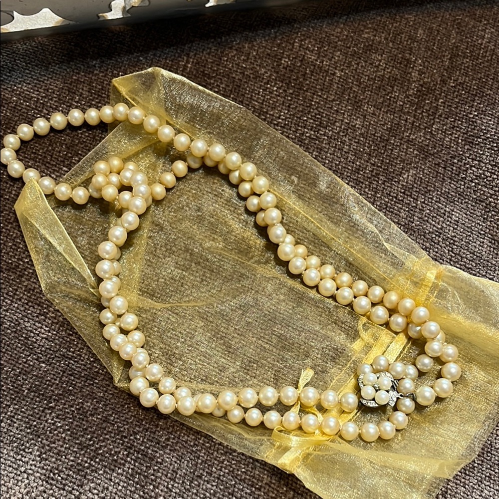 Elegant Vintage Pearl Necklace with Crystal Clasp